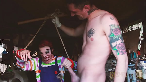 Linda menina adolescente se diverte em amador