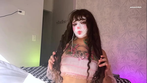 Wedgie e allarga la figa pelosa in primo piano