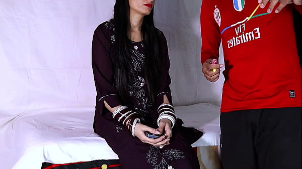 Il medico di famiglia mi ha scopato in un video di sesso hindi