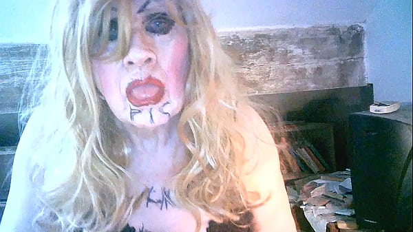 La sporca troia fumatrice Sarah si umilia bevendo la propria pipì, masturbandosi e penetrando la sua fica enorme con un dildo enorme