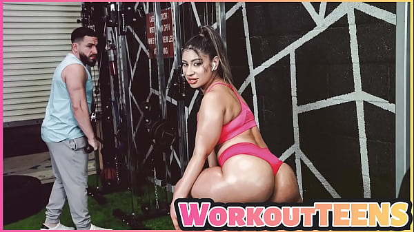 La bella ragazza Mila Milkshake si esercita e si eccita