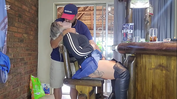 Nahaufnahme beim Muschificken und Spritzen nach dem Creampie