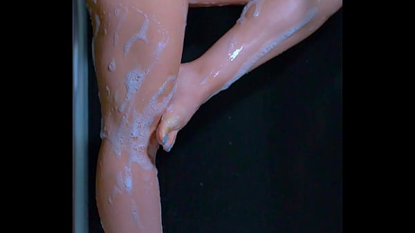 Schöner Teenager tanzt Teenager