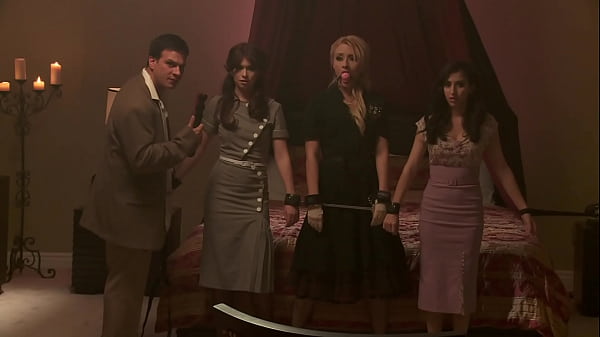 Sensuale ragazza teenager balla in anale