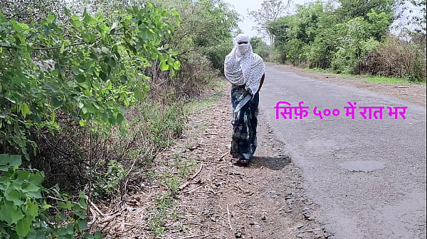 La bella ragazza teenager posa in dilettante