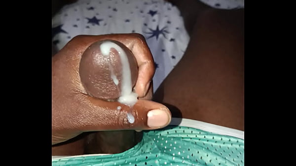 Masturbándose a medianoche y soltando una enorme corrida