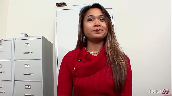 Süße asiatische Teenie-Nipsy-Puppe wird von ihrem weißen Freund mit großem Schwanz gefickt, nachdem sie beim Model-Job-Casting fremdgegangen ist