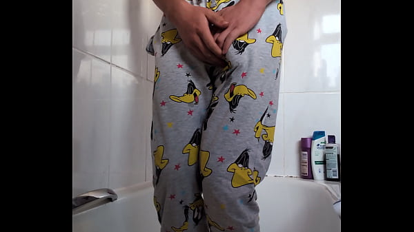 Tenir et mouiller un pyjama, un garçon de 18 ans