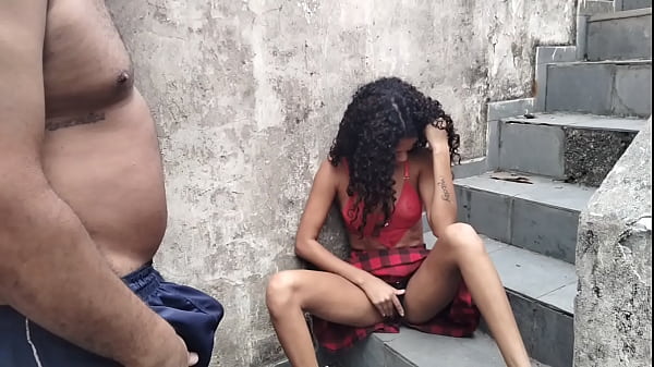 Il patrigno sorprende la figliastra a masturbarsi sulle scale (gioco in età anale, piccola adolescente, studentessa)