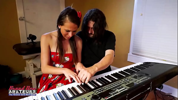 ¡La alumna morena flaca Cloe obtiene su coño jodido en diferentes posiciones!