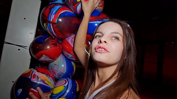 Bambolina ci aiuta ad addobbare la stanza per una festa