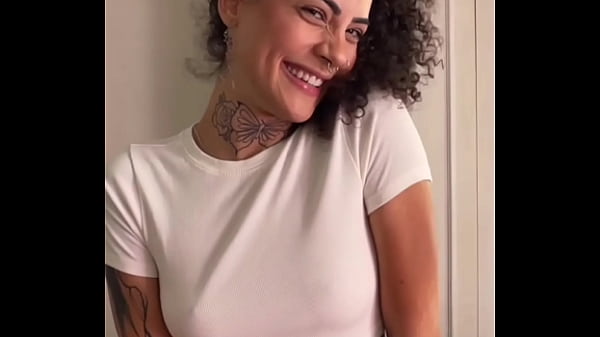 Bellissima teenager provoca in modo sexy