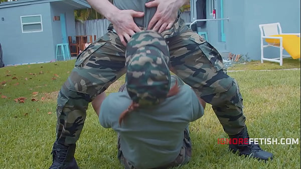 Süßes Teenie-Mädchen mit großen Titten