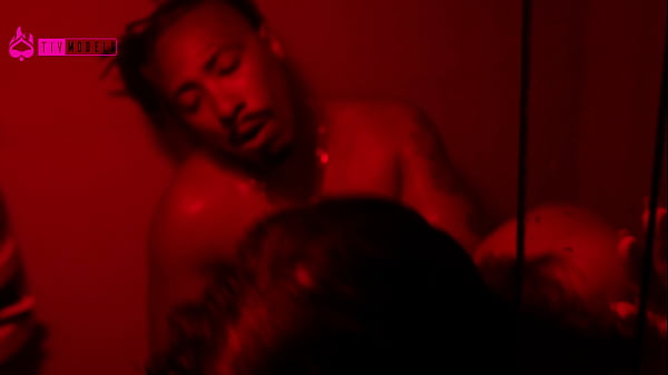 女孩在淋浴时享受大黑鸡巴！