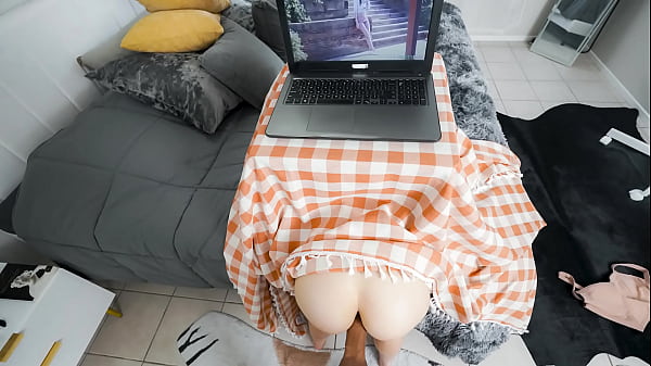 Una dolce e sexy teenager si esibisce - teenager