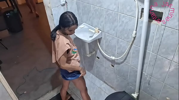 Dando o cuzinho no banheiro enquanto a amiga fica ao lado esperando tudo acabar