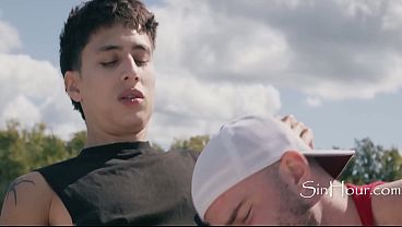 I migliori amici trasformano la gita in barca in un incontro segreto