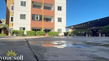 Heißes Teenie-Mädchen zieht sich exotisch aus