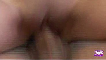 Diese superheiße Brünette hilft einem Mann beim Entspannen in den Bergen mit einem Blowjob und Sex