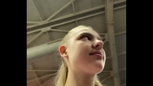 La dolce ragazza si mette in mostra