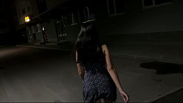 Unbekanntes Mädchen ist für mich leicht zu erwischen, damit ich es im Flur ficken kann – ich spritze ihr einen Creampie in die Muschi!