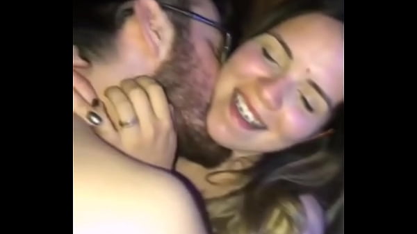 Adolescente hermosa y caliente realiza - anal