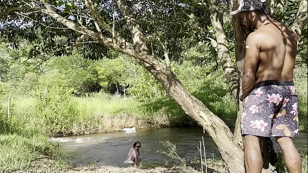 La ragazza sexy si diverte