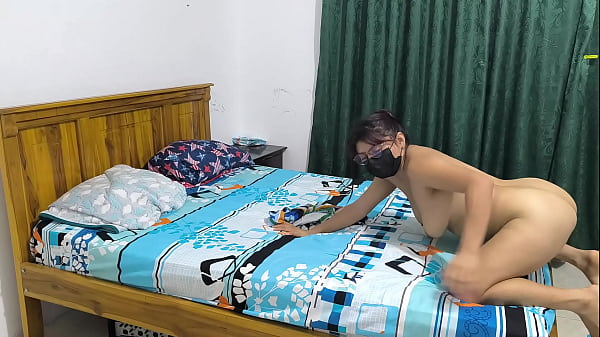 Sono quasi riuscito a scopare il mio fratellastro a casa. È timido e mi ha lasciato in camera da letto, eccitato dopo aver giocato a sasso, carta e forbici. Devo tentare me stesso per fantasticare di essere toccato.