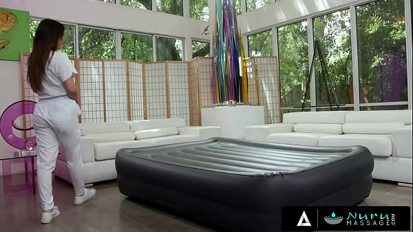 NURU MASSAGE - Perfect Masseuse Nicole Doshi Melts Away Worries With A Hot Massage SPANISH SUBTITLES