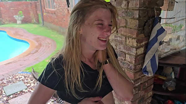 Una bella adolescente carina si mette in mostra: bionda