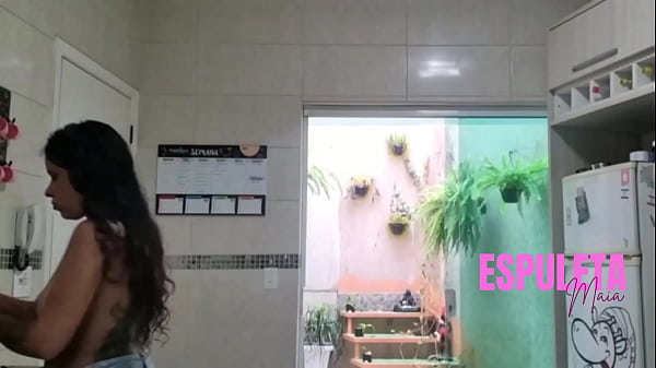 Latina Teen se déshabille - ludique