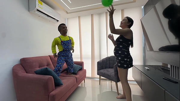 Mi hermanito travieso no me deja limpiar la casa y como excusa me termina follando duro con su gran pene engañoso y termina dándome toda su jugosa y rica lechita en mi apretada conchita.