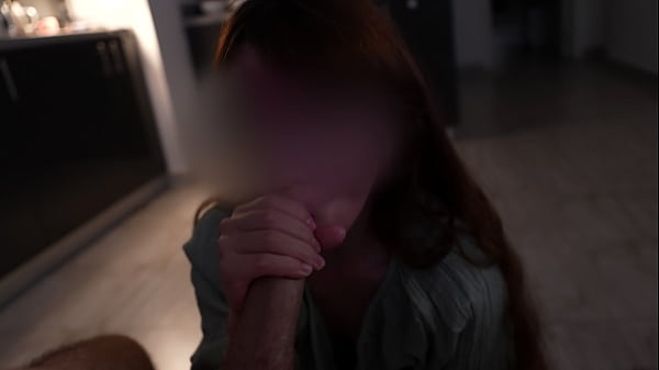 La ragazza teenager appassionata posa in modo sexy