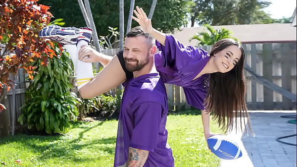 Der Spieltag ist wild geworden, das kleine Babe reitet den Schwanz seines Stiefvaters härter, als sie jubelte