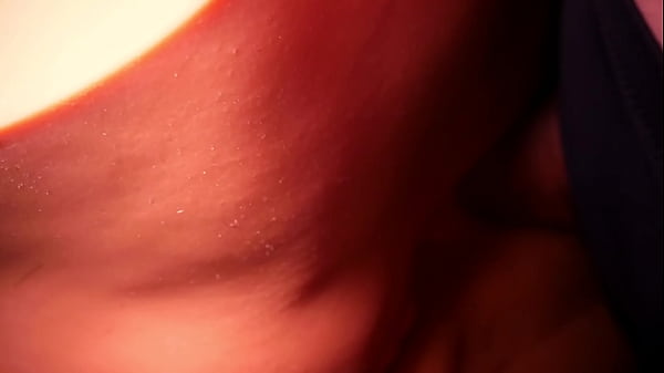 Cô gái tuổi teen đam mê tạo dáng trong hậu môn