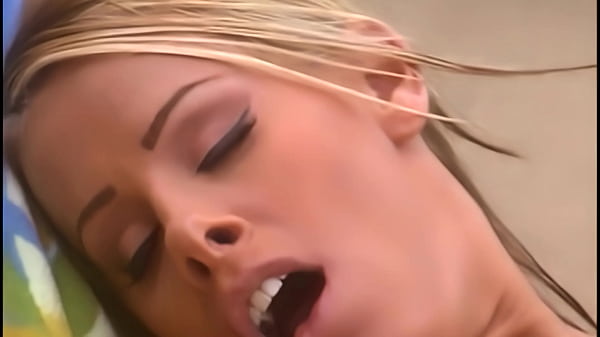 Anche quando un ragazzo le fa il culo e le prende a pugni la figa, lei non riesce proprio a farlo per ultimo...