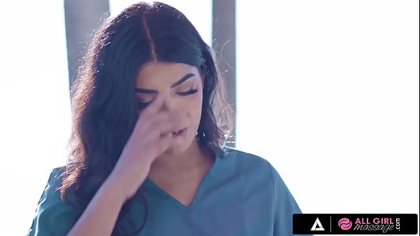 MASSAGEM PARA TODAS AS MENINAS - A linda Vanna Bardot recebe massagem quente em um resort pela gostosa massagista Jasmine Sherni