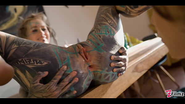 L'anale teenager si diverte in un video