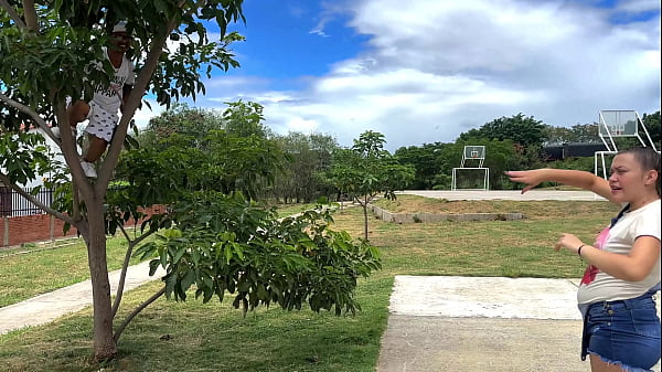 Veo a un enanito subido a un árbol mirándome hacer ejercicio y me invita a su departamento para follarme hasta correrse dentro de mí y terminar en mi culito prieto.