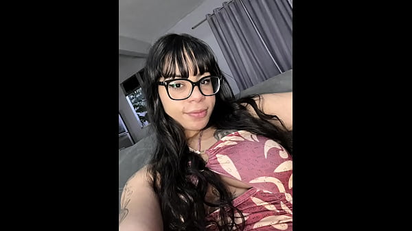 Ha colpito la rete, il piccolo nerd universitario lo ha regalato al professore sposato con la pelliccia.