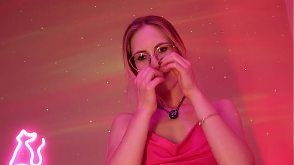 Juguetona Chica Adolescente baila en rubia