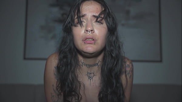 Una ragazza dai capelli neri e dagli occhi azzurri viene scopata senza sosta in hotel