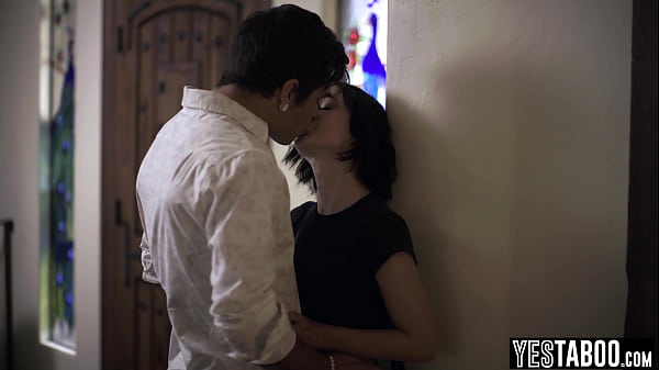 Winzige Kellnerin wird von einem schlauen Kunden mit großem Schwanz ausgetrickst und geknallt