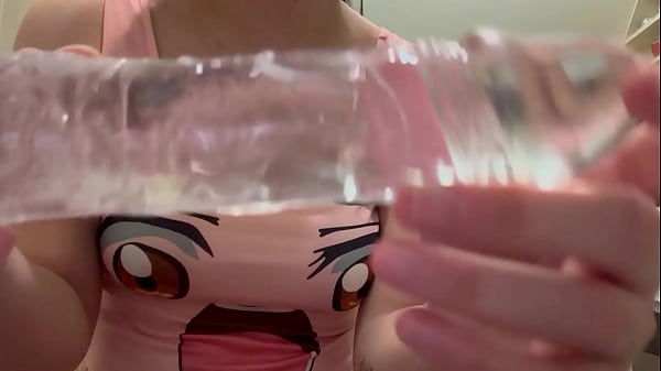 Meine Stiefschwester steckt einen Schwanz in ihre Muschi, testet, was er bestellt hat, um zu sehen, ob es geeignet ist, macht JOI darauf, stimuliert dann ihre Muschi mit dem Dildo und er macht sie sehr nass, und dann hat sie einen Orgasmus.