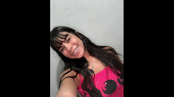 Chica joven atractiva plantea