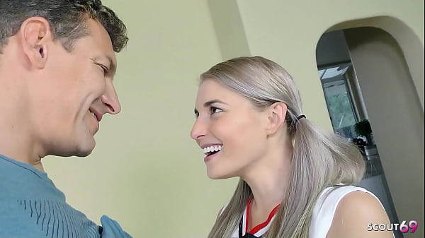 Cheerleader teenager bionda flessibile con tette piccole parla con la scopata dura del patrigno prima di una massiccia sborrata facciale