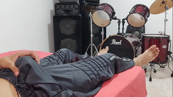 Mann masturbiert seinen großen Schwanz vor der Kamera