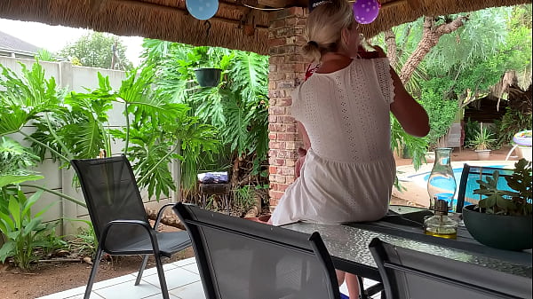 Ex esposa sexy agachándose para que pueda follarle el coño