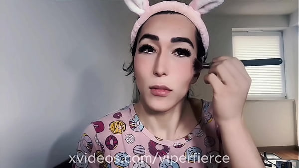 Trasformazione da femboy a femminuccia sexy con trucco e parrucca