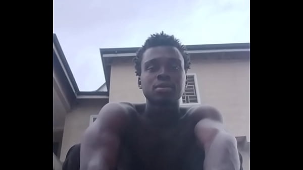 Jolie jeune fille s'amuse